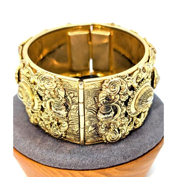 Vintage Victorian Revival Repousse Hinged Gold Tone Estate Bangle - Picture 2 of 5